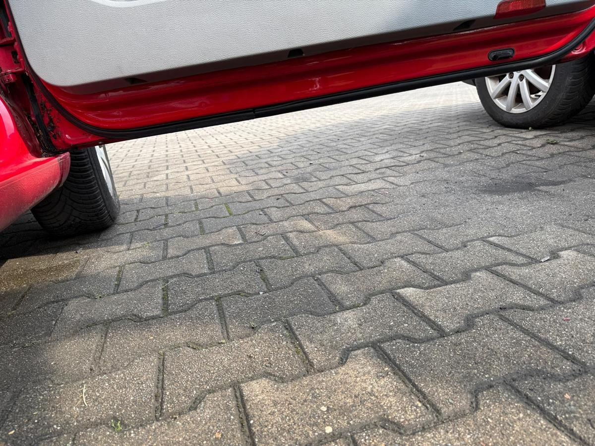 VW Golf V original Tür rechts LY3D Tornadorot 3-Türer Rohbau BJ04